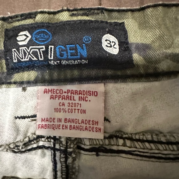 Size 32 men’s camo shorts - Picture 2 of 3